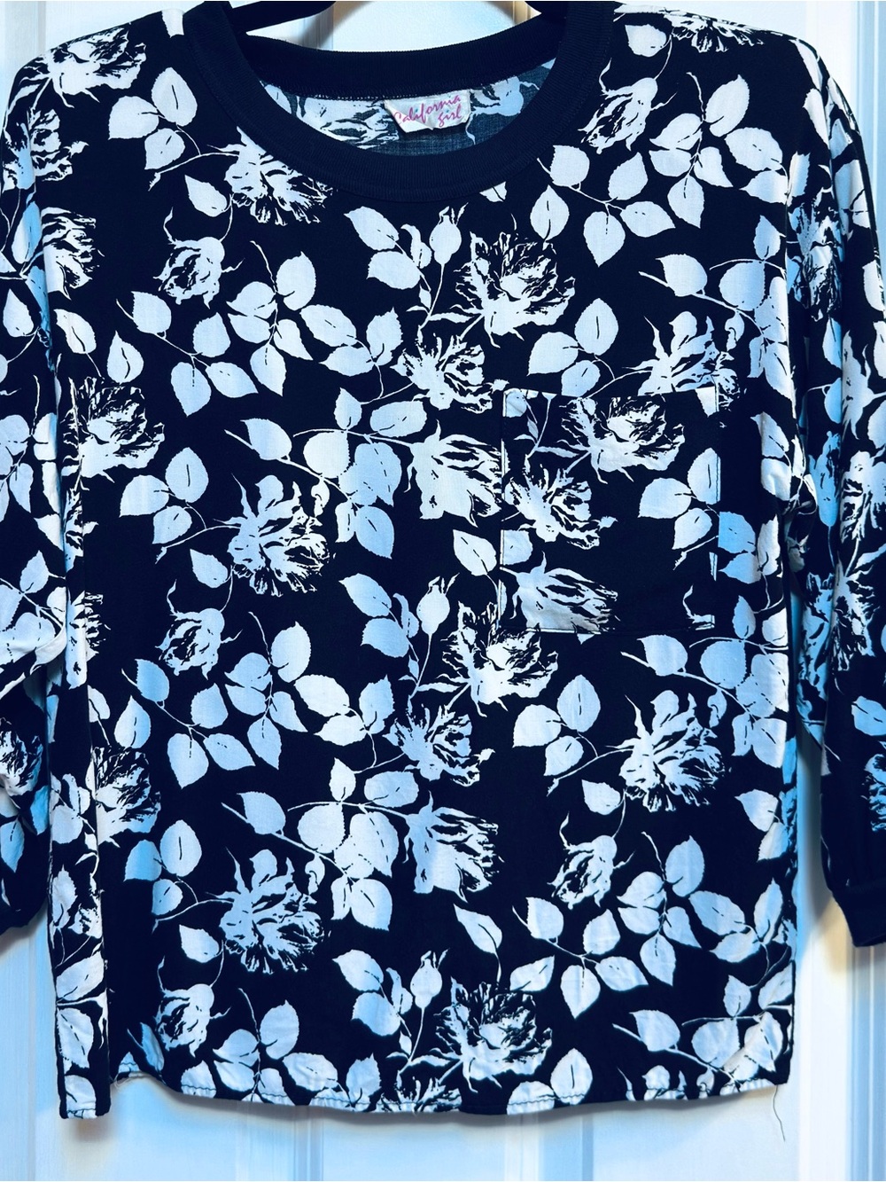 SZ-M - California Girl VINTAGE 80s 
Black & White Rayon . T- Shirt